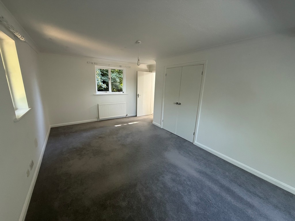 Lot: 66 - DETACHED THREE-BEDROOM HOUSE WITH SEPARATE GARAGING - Main bedroom